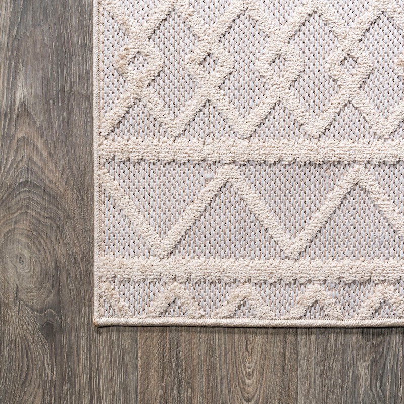 geometric indoor/outdoor rug detail